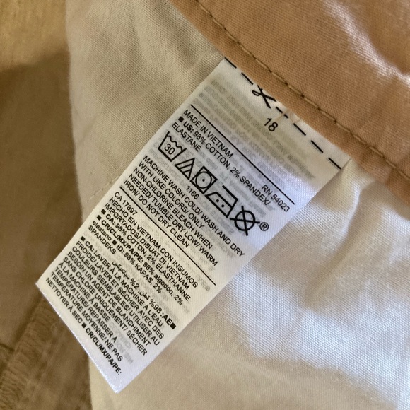 Women Old Navy Everyday High Rise tan khaki chino shorts size 18 - NWT - Picture 6 of 10